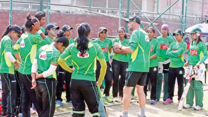 Cute join hands with women cricketers