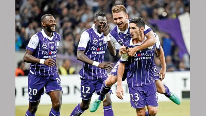 Toulouse stun 10-man PSG
