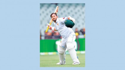 Pakistan fight to avoid innings
defeat against Australia