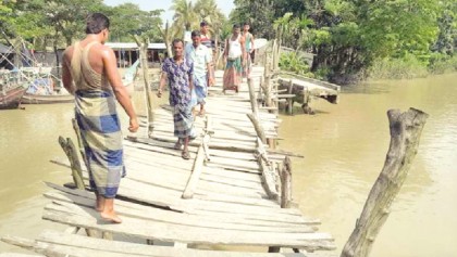 People suffer as bamboo bridge in sorry state