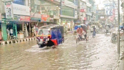 Downpour paralyses city life 