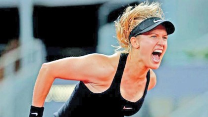 Bouchard upsets Sharapova