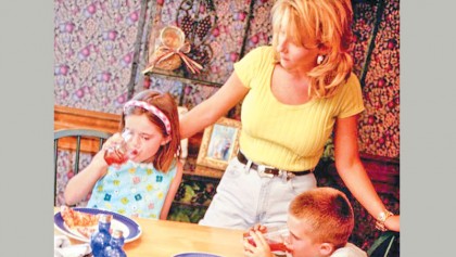 Kids mean less shuteye for mom, while dad slumbers on

