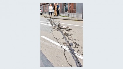 2 dead as huge quake rocks 
New Zealand