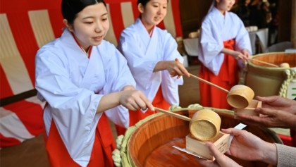 With sake and Shinto rites, Japanese see in new era