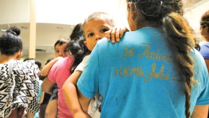 US pauses migrant family prosecutions