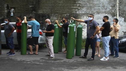 Mud-soaked migrants fight for food 