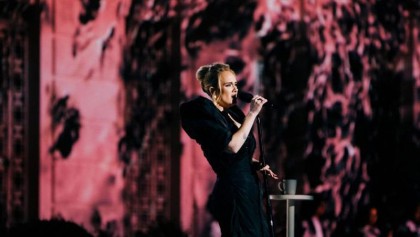 Tearful Adele pulls plug on Las Vegas show
