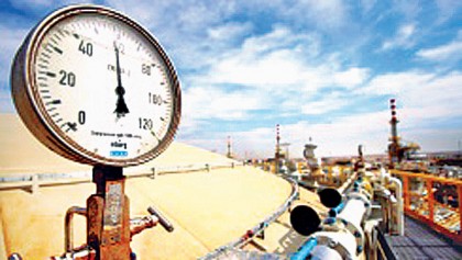 Oil glut to last until mid-2017 unless OPEC cuts output: IEA