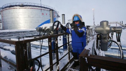 Oil prices rally on output prospect, weaker dollar