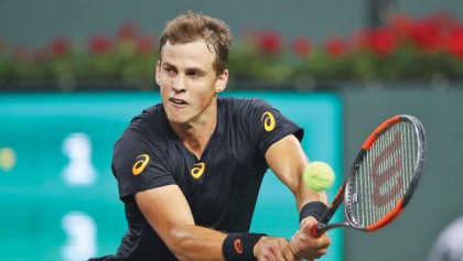 Qualifier Pospisil vanquishes Murray 