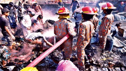 30 shanties gutted in Ctg