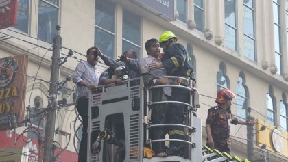 Desperation as flames, smoke engulf building