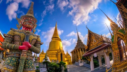 Thailand looks to likely future king with apprehension