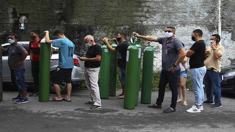 Mud-soaked migrants fight for food 