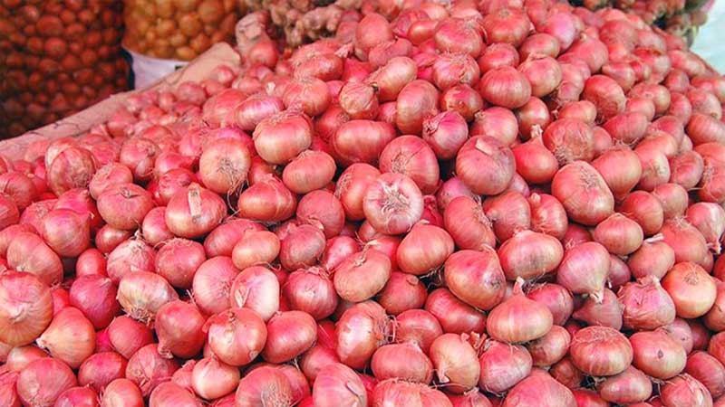 India’s squeeze on exporters doubles price of onions in Bangladesh
