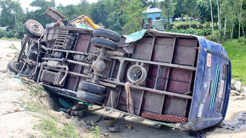 Woman dies falling from autorickshaw 