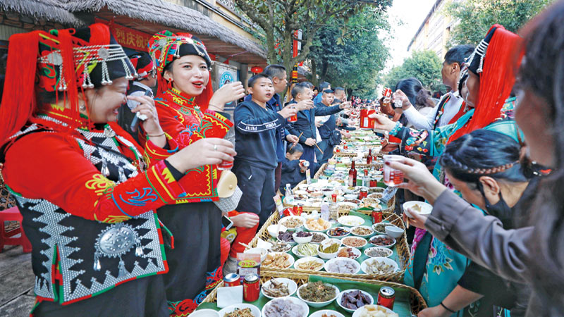 Long-street feast
held in southeast Yunnan
