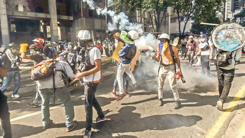 Up to 200,000 protesters 
march against  Maduro
