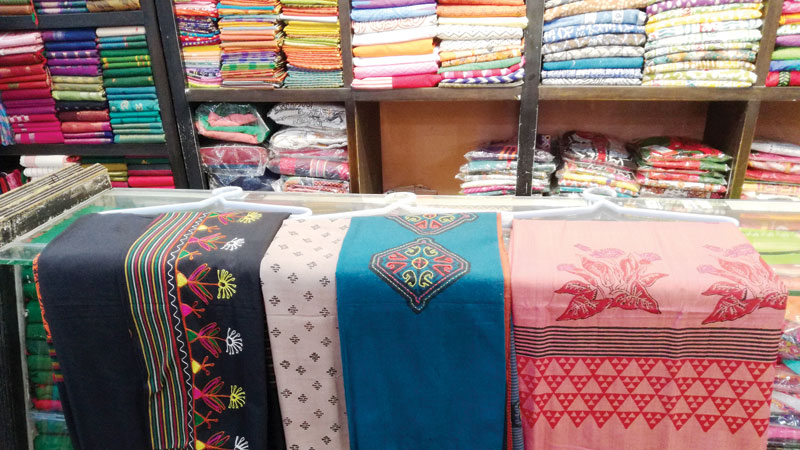 �SAYS� distributes winter clothes  